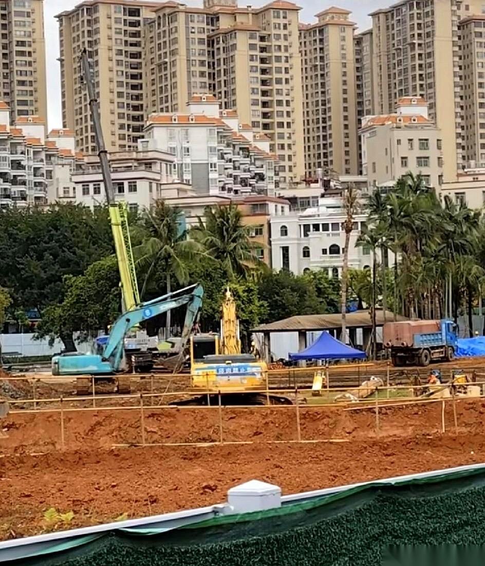 湛江赤坎的北桥公园，挖了个巨坑。
机器天天轰隆隆响，震得人心里发慌。周围的老街坊