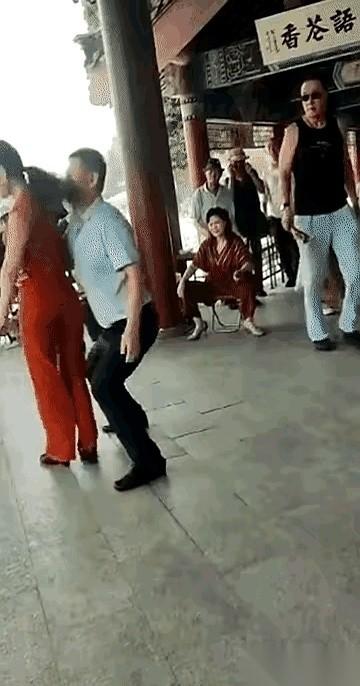 前一秒，音响里还是欢快的拍子，两人正搭着手转圈。下一秒，意外硬生生撕裂了画面。在