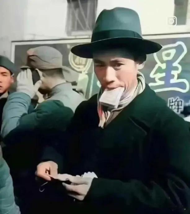 “36 岁的染织厂老板丁永福，拍摄于 1949 年 2 月。”在那个风云变幻的特