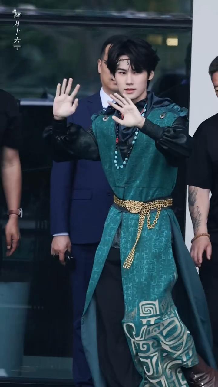 异域造型完全张真源统治区吧张真源新中式抹额造型张真源奔跑吧异域风造型