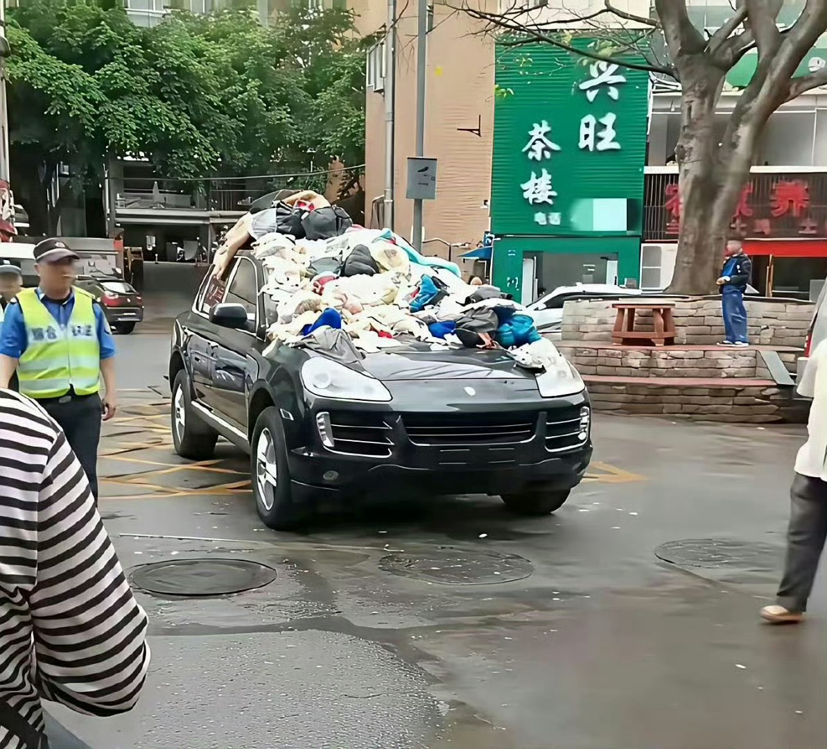 停在小区里的车，是不是太过分了 