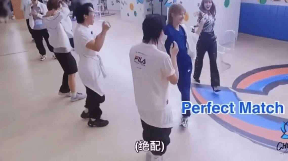 Lisa看胡烨韬表演的反应 胡烨韬只要出现，就会有满满的笑点，以前是现在还是哈哈