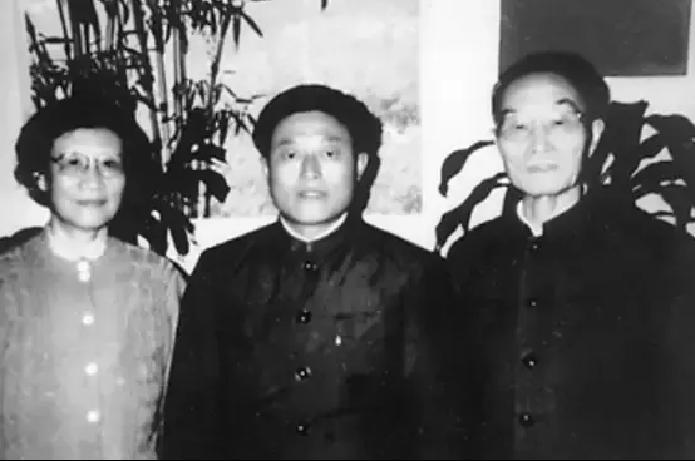 1972年5月，一段尘封的军营往事被再度回望，北京卫戍区一名年轻警卫班长的特殊任
