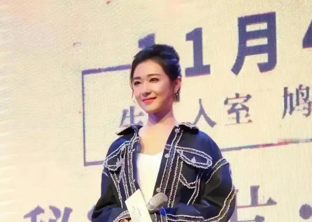 万茜三里屯被拍，黑丝配铆钉靴，嘴角那抹笑跟《捉迷藏》里叶欣的诊室8秒停格几乎重合