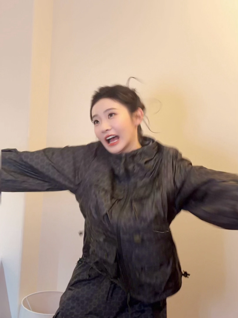 张艺凡神一阵鬼一阵张艺凡宁愿抽象不要尊严 优雅高贵是她，对着镜头做猪鼻子的也是她