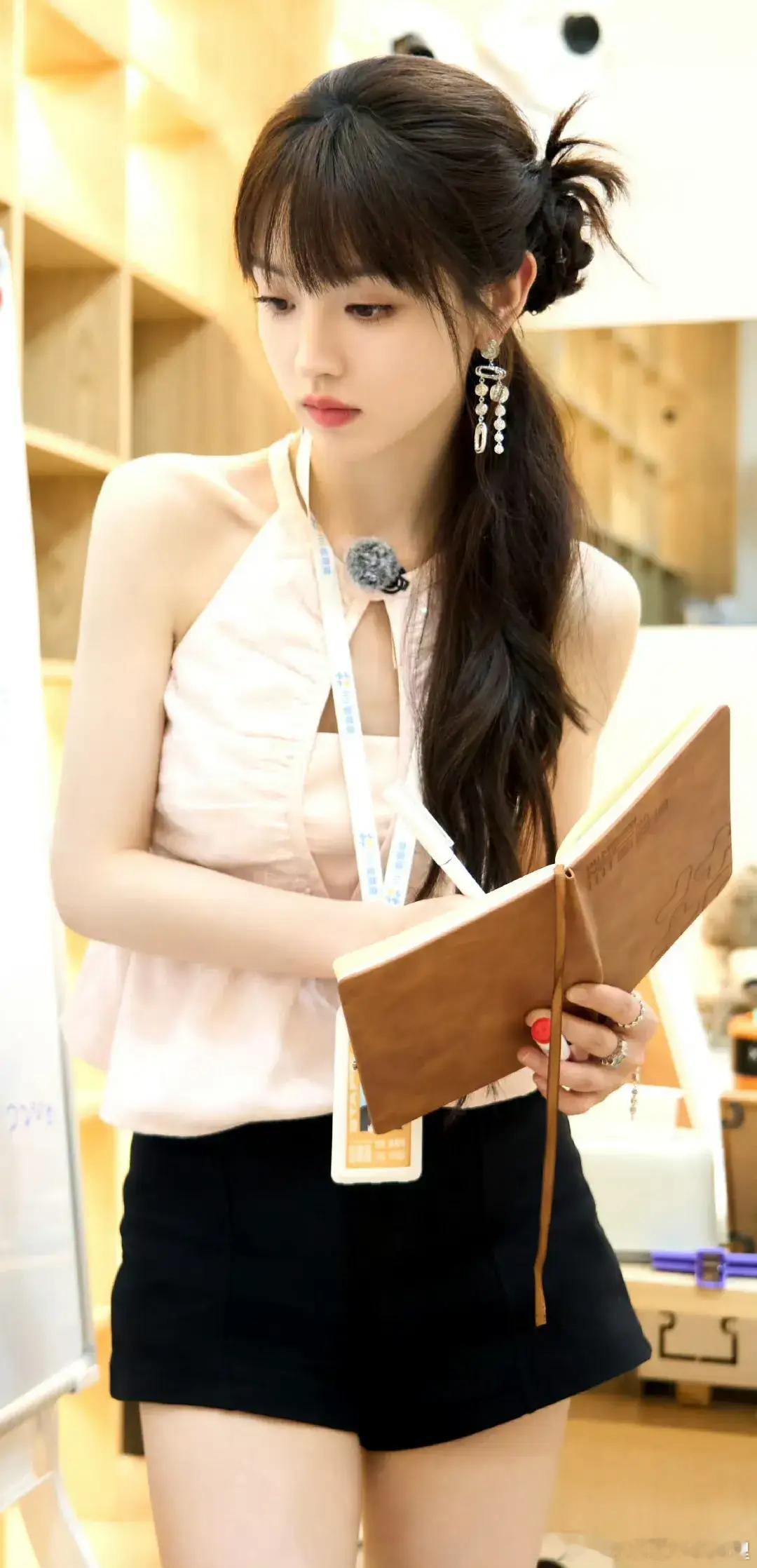 路旁土命女人的婚姻如何路旁土命女人的婚姻发展得比较顺畅，不过她们在一生当中常常默