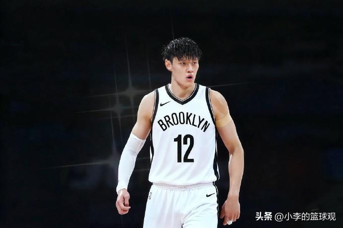 曾凡博与篮网签下的是e10合同，而不是双向合同。
双向合同应该是e10合同的进阶