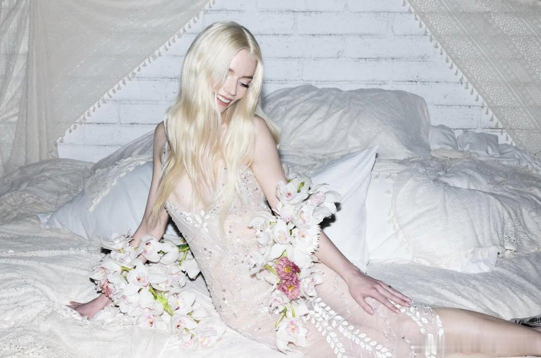 安雅·泰勒-乔伊30岁生日派对上的照片，昨天是她的30岁生日🎂 