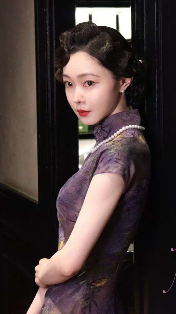 梦回宋轶伪装者旗袍是宋轶统治区宋轶将江南女子的灵动与民国闺秀的端庄融为一体！ ​