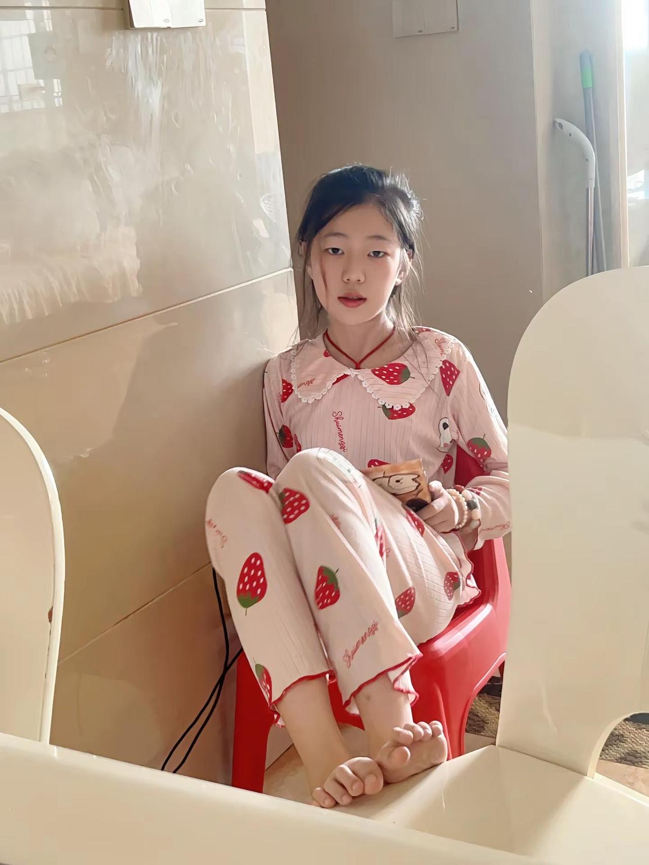 她老师对她说她长得高是因为上课打瞌睡睡得多才长得高的，什么狗屁不通的思想，每次都