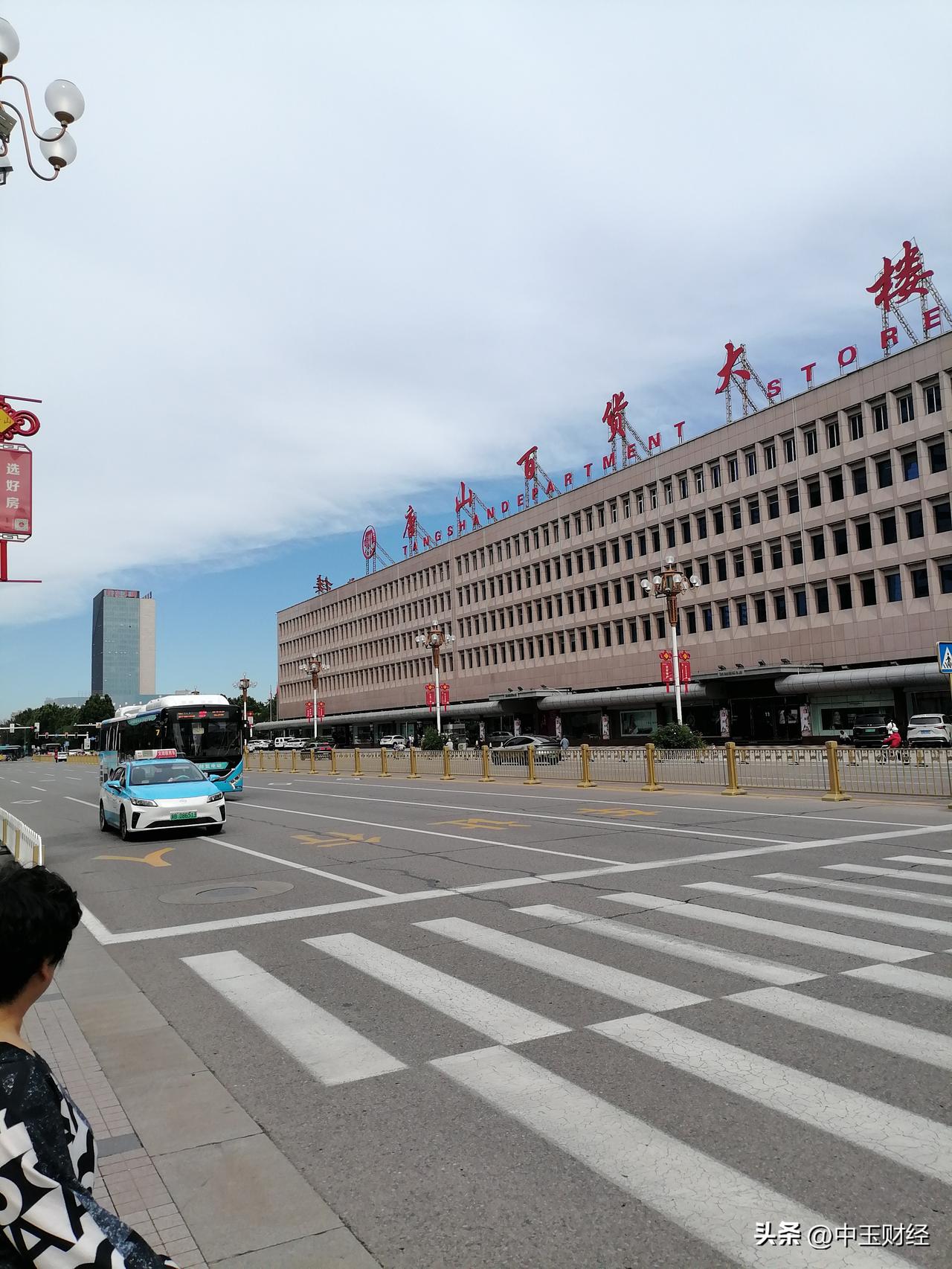 分享优美的街道摄影街道还是非常宽敞的，前面就是唐山市百货大楼，街景宽敞，条条大道