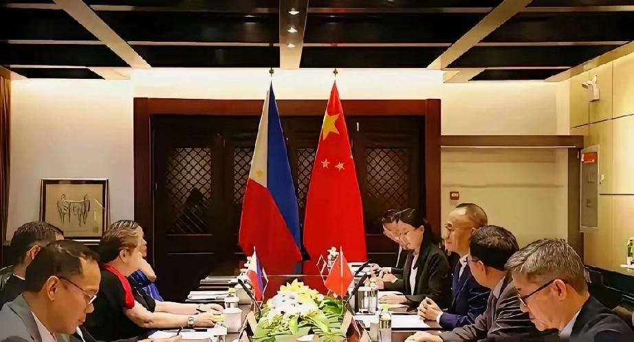 中菲在泉州谈判，菲律宾提出两大蛮横要求！
第一个要求，是让中国帮忙。菲律宾现在国