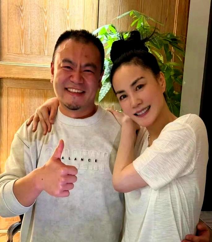 一张录音棚合照，王菲又被顶上热搜了。
照片里，56岁的她扎着丸子头，状态好得离谱