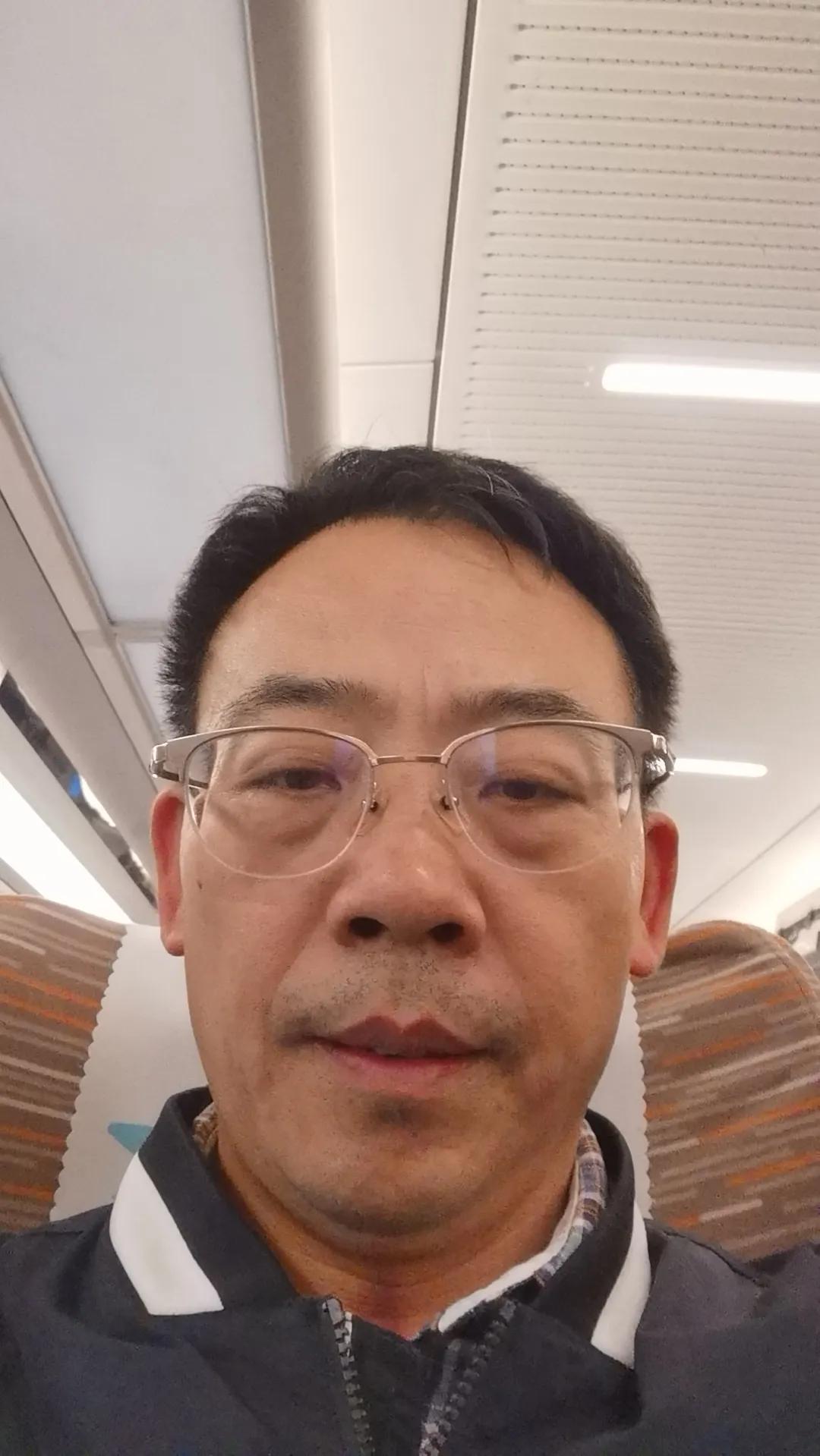 周末一大早就去南京、芜湖出差了，为了碎银几两，也是拼了[微笑][微笑][微笑]