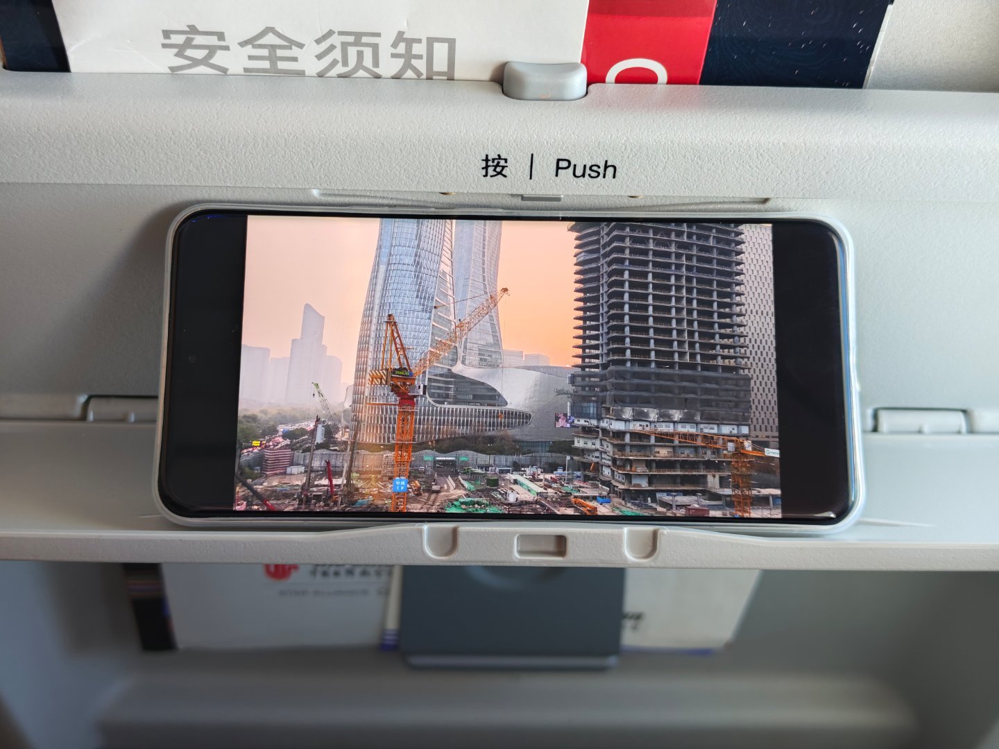C919这手机支架设计真不错啊，看视频可以解放双手，这下舒服多了不过不同宽度的手