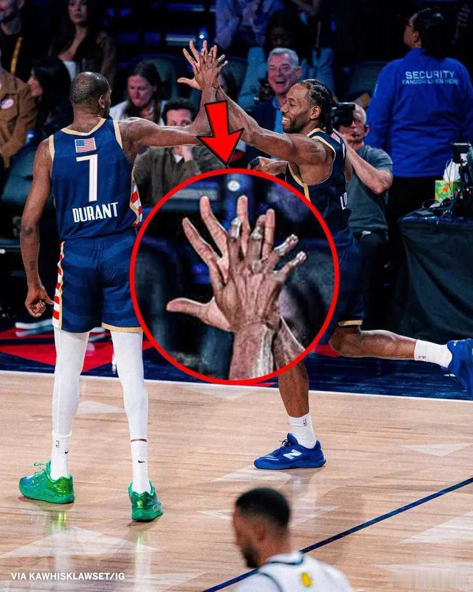 小卡与杜兰特手掌对比惊人！看起来相当于KD两倍大 历史排名第9北京时间2月17日