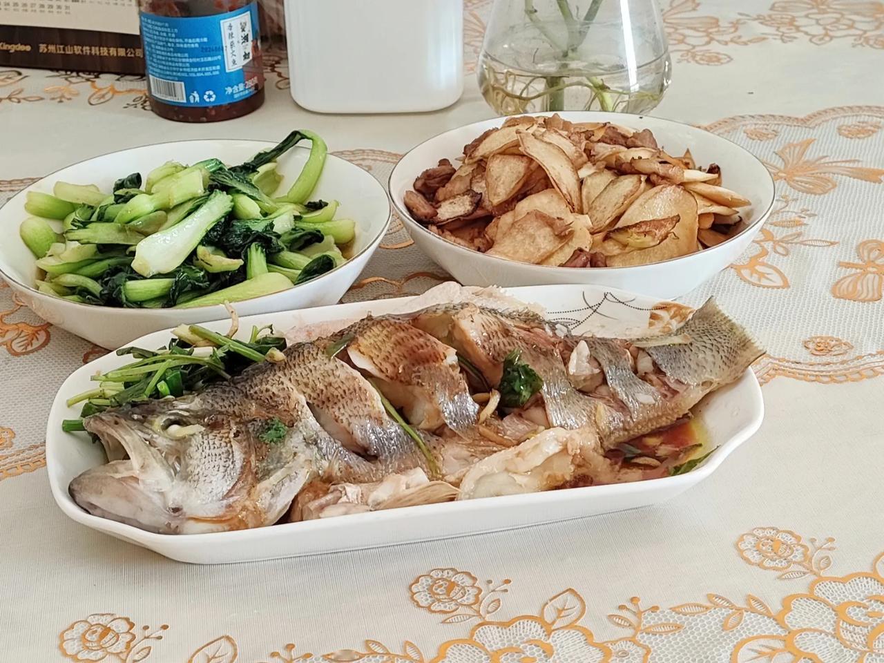 临渊慕鱼，不如退而结网。[呲牙]

从前在外面吃过的清蒸鲈鱼都不怎么好吃。也因此
