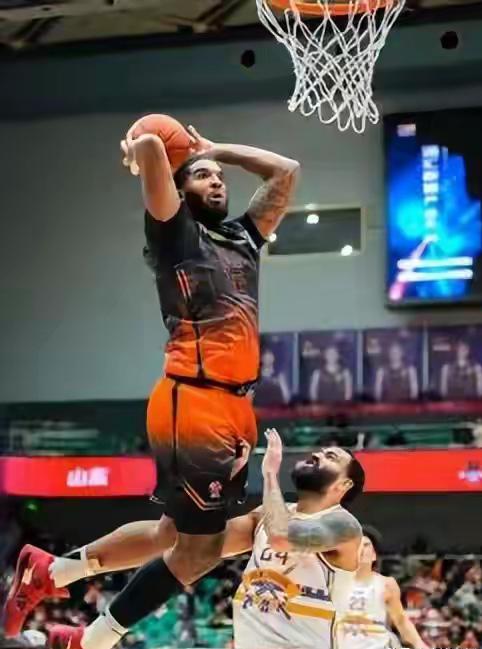 山东高速男篮主场战胜青岛男篮！
获胜的最大功臣非克里斯莫属！
本场比赛，克里斯状