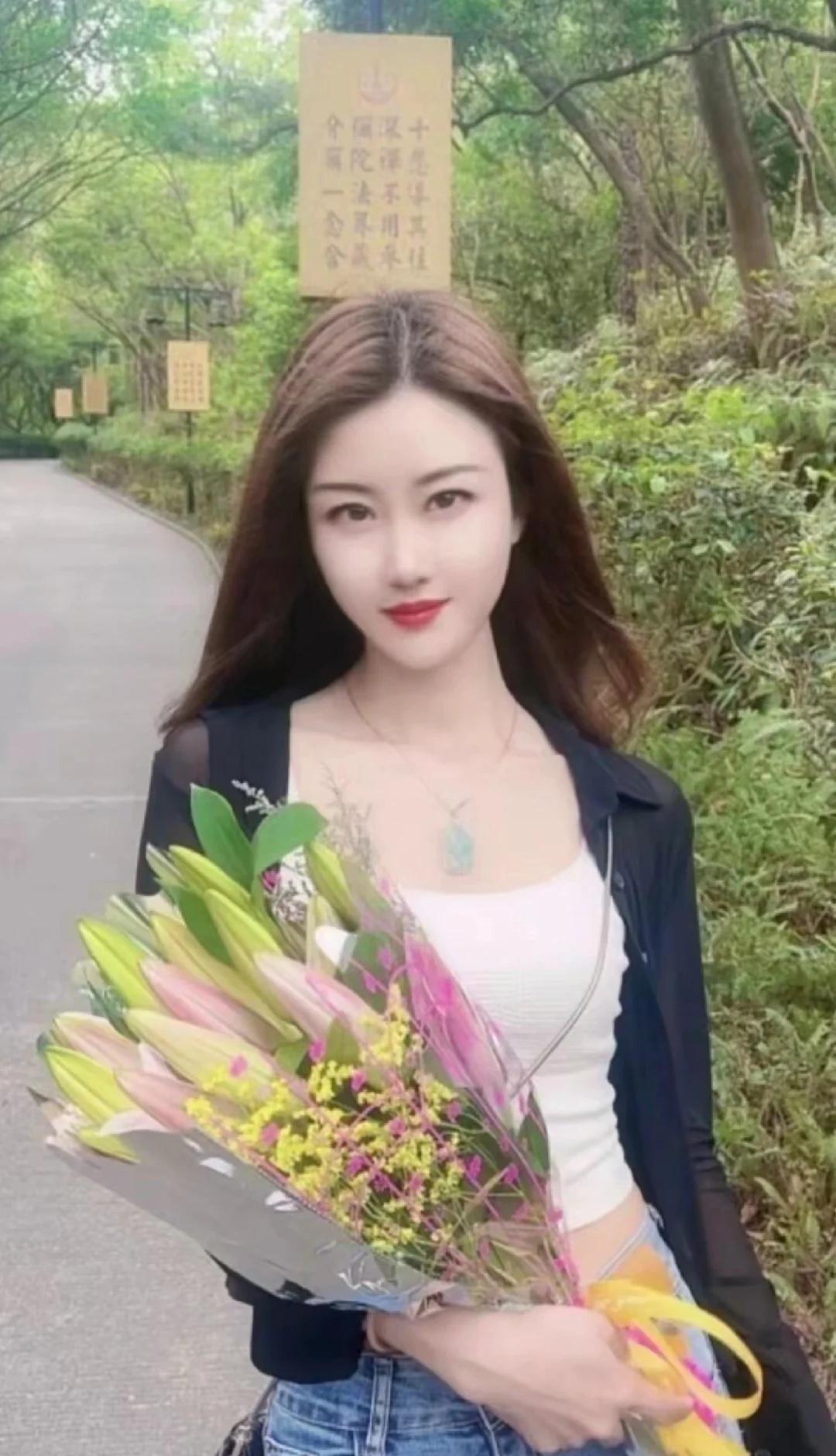 允许时光匆匆，享受岁月静好，是内心的平和，也是对未来的期许。
允许时光匆匆，享受