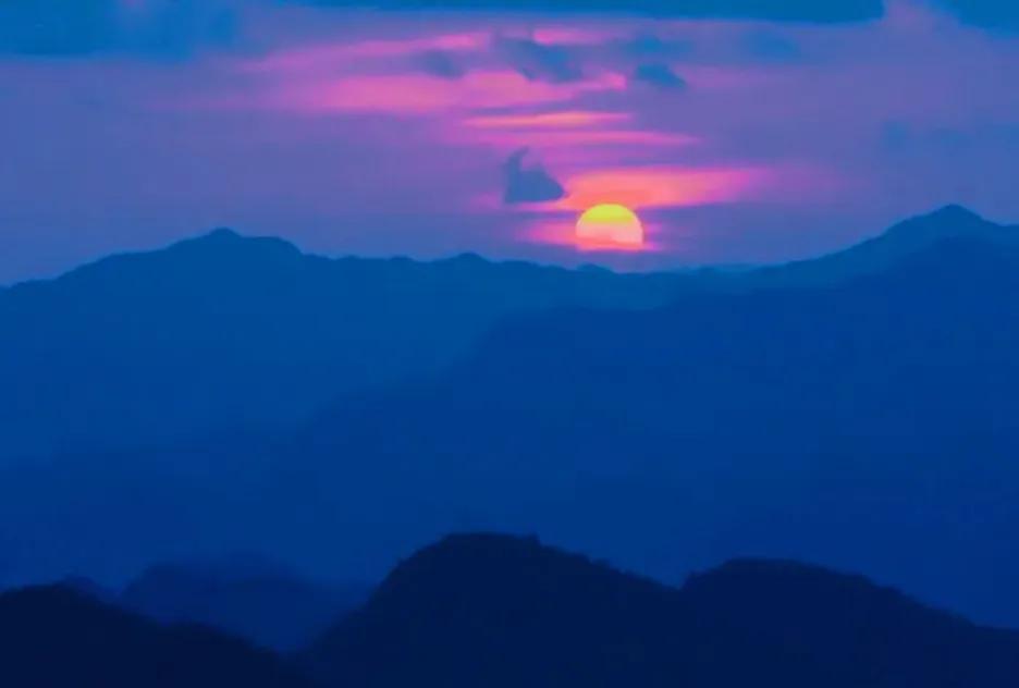 #看到夕阳你会想起哪些诗句?#
夕阳无限好，只是近黄昏。