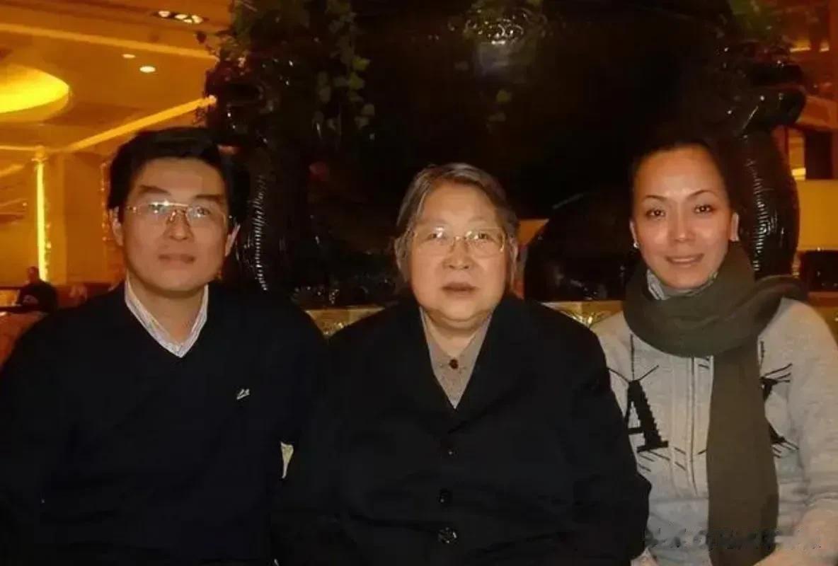 李敏和儿子孔继宁、儿媳沈蓉合影。