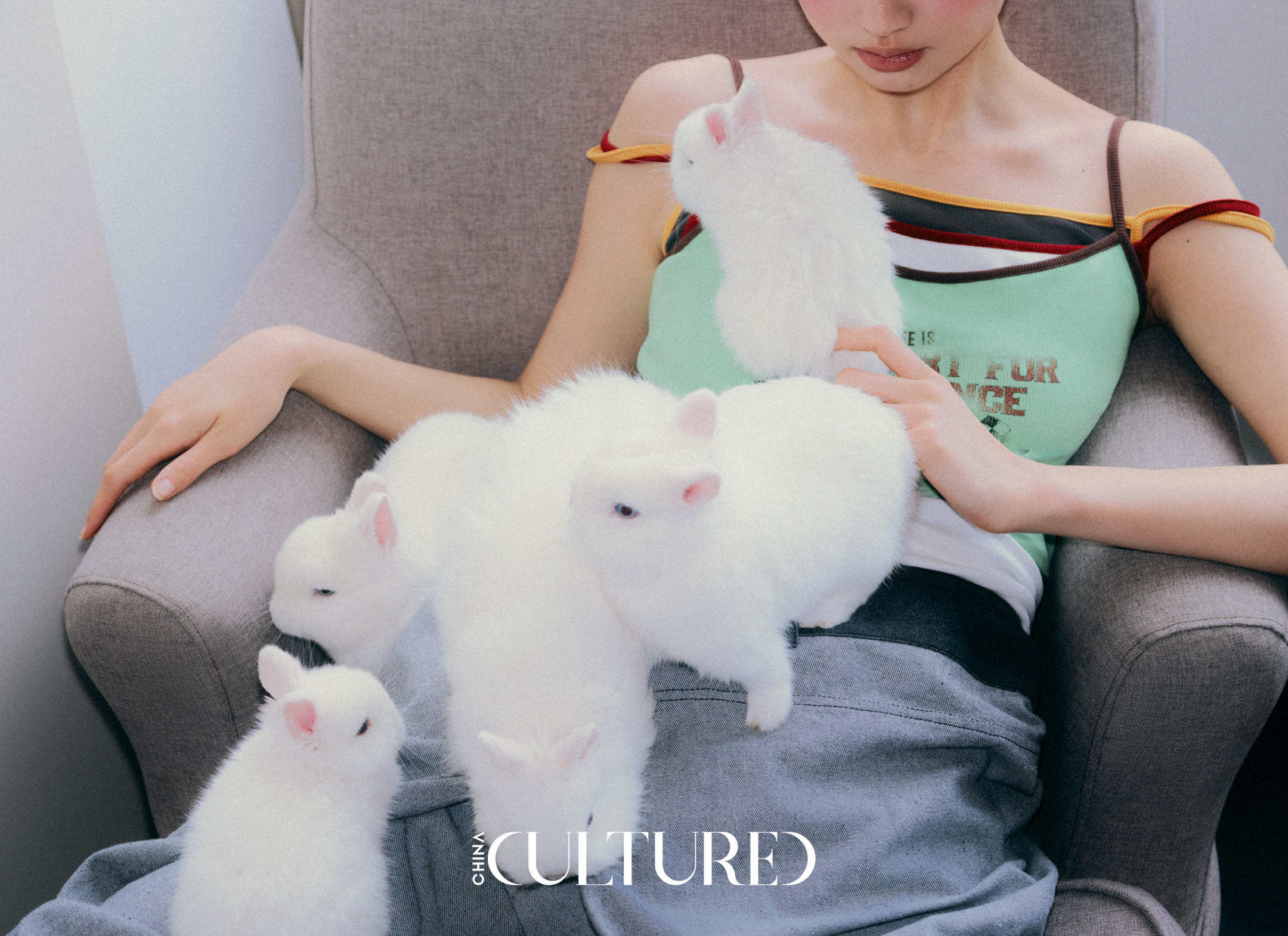 红发耀眼夺目，陈瑜自在漫游取景，松弛姿态与高级质感兼具，超模气场拉满，尽显多元时