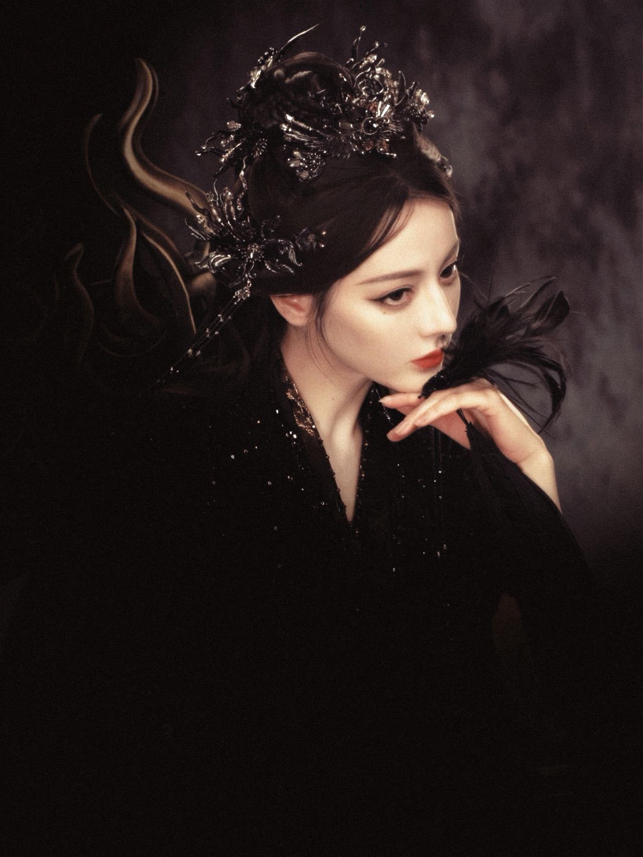 迪丽热巴把羽毛当戒指戴迪丽热巴黑色羽毛戒指迪丽热巴造型永远惊艳，黑羽毛当戒指冷艳