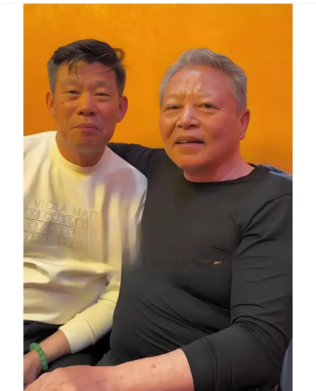 照片中的两人称得上老戏骨了，演技杠杠的，能认出他俩吗？