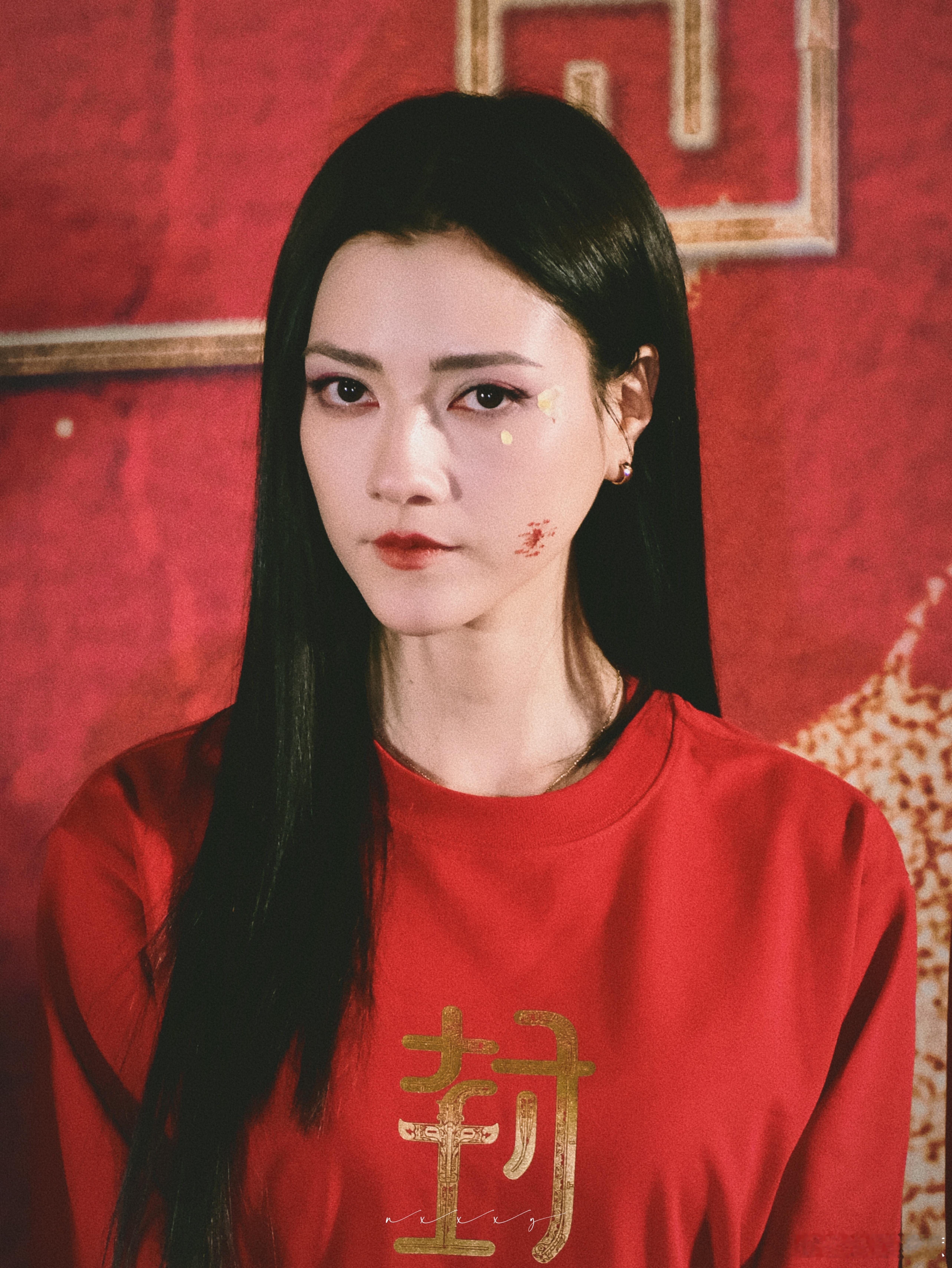 娜然妲己归来是什么美强惨 娜然版妲己在《封神第二部》里不仅美，还很强。看猎物般的