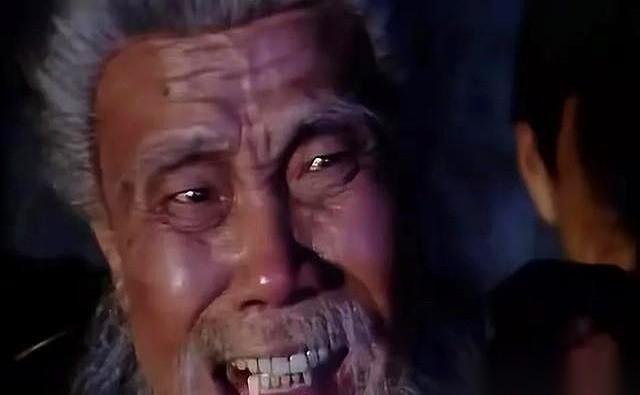 替主子喝马尿换来的，是晚年被马粪堵住了嘴。
就因为他酒后喊了句实话。
这老头，叫