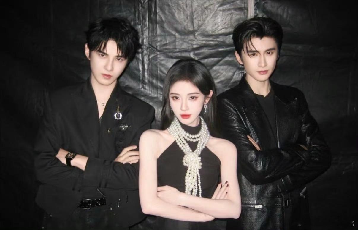 鞠婧祎张云龙古子成后台合照 满分颜值的合体是超满分的效果，三位我都可以！！！！！