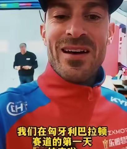 谁能想到，第六位发车的德比斯，能在最后一圈上演封神时刻！

内线连续超车，直接从