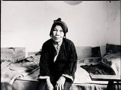 1939年，一19岁少女被日军抓捕后推进了洗澡堂。突然，一个汉奸走过来说：“你有