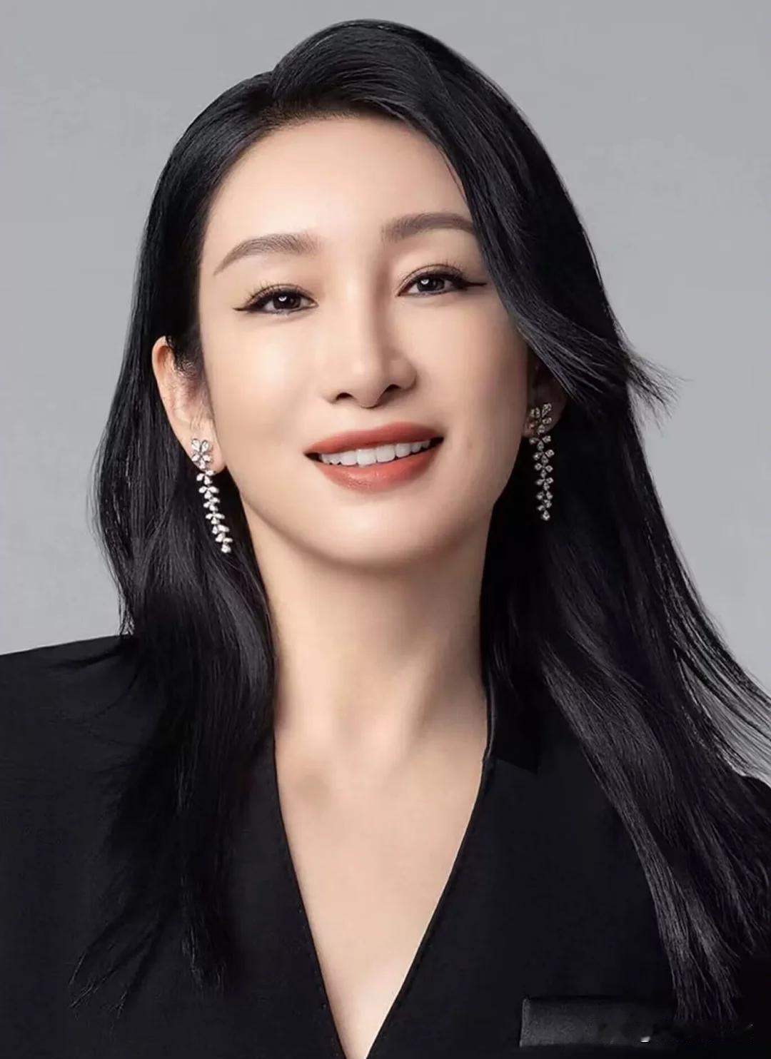 因为同名闹了个乌龙：不少人奉上白菊花和点燃蜡烛灯，让秦海璐夫妇哭笑不得！

近日