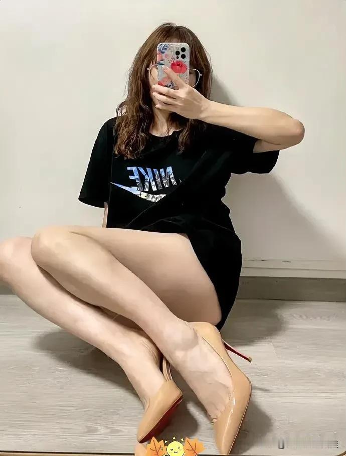 #每日穿搭# 简约黑色连衣裙搭配高跟鞋，轻松出街的完美选择！👗👠绝美的女子#