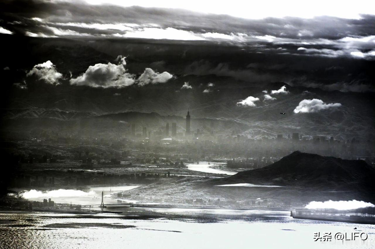 东部战区官方账号放了一张台北大图。