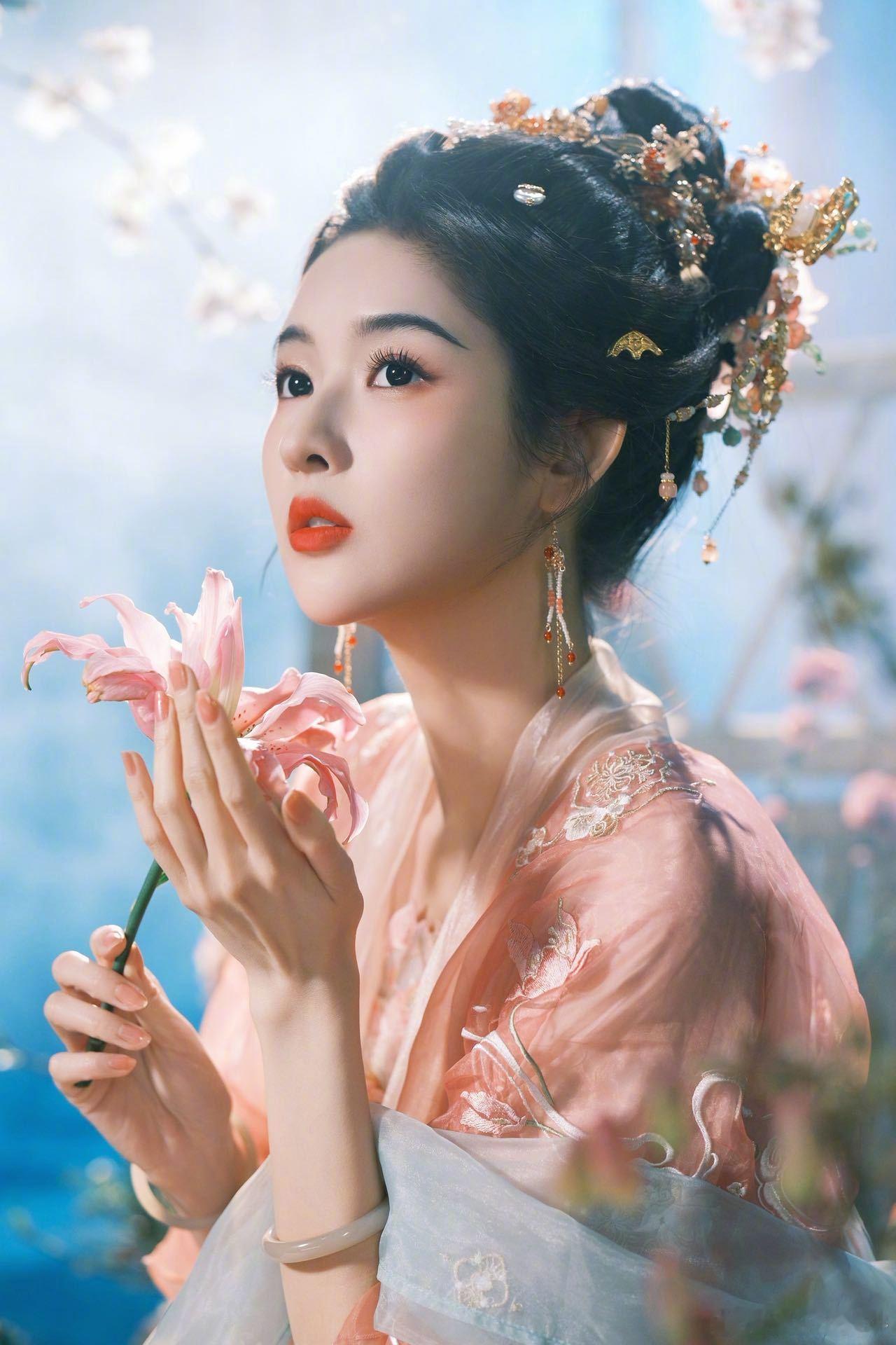 王玉雯上完春晚上凡间 王玉雯这组古风图太有韵味！倚窗遥望眼含柔情，坐船嗅花灵动温