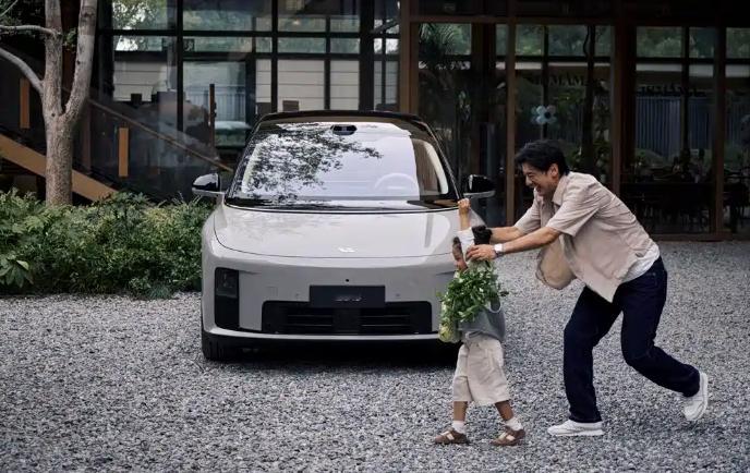 理想新车i8的上市时间定了——7月29日！定位家庭6座纯电SUV，全系标配5C三