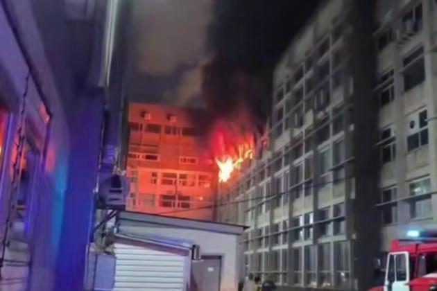 圣彼得堡爆炸：一场大火吞噬了一家微电子工厂

29日凌晨，圣彼得堡的加里宁斯基区