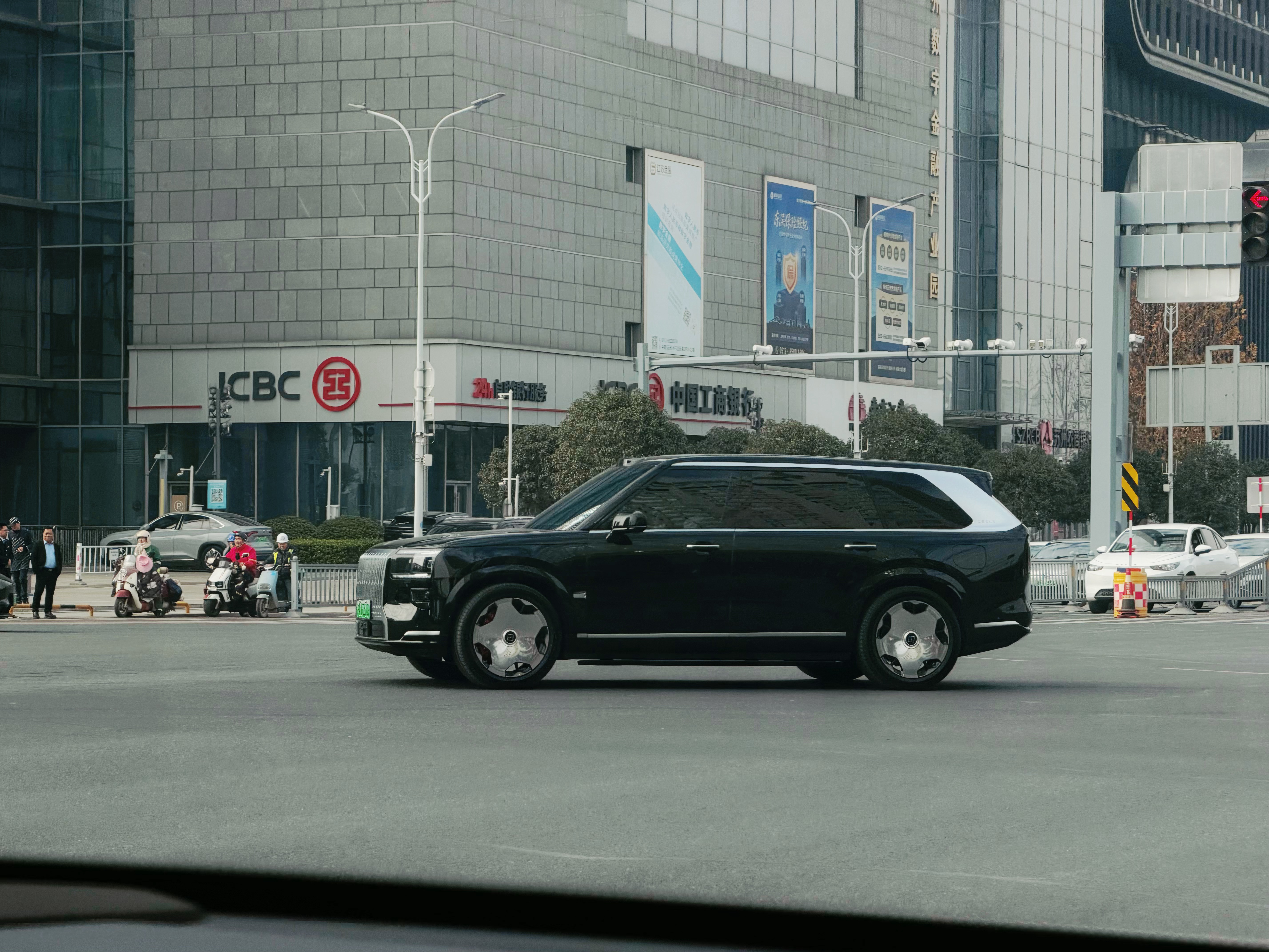 9X体量感还是挺大的，个人觉得曜黑版本更好看一点 