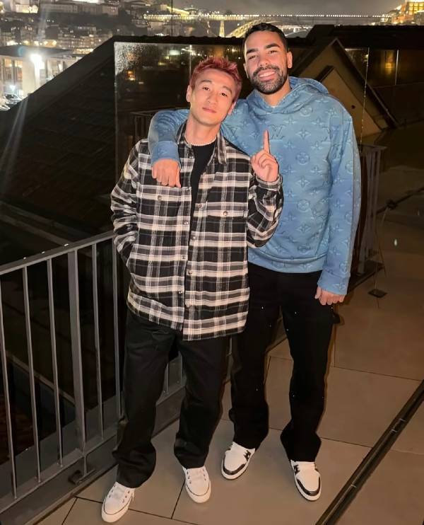 韦世豪和德尔加多在葡萄牙相见。中超联赛山东泰山成都蓉城