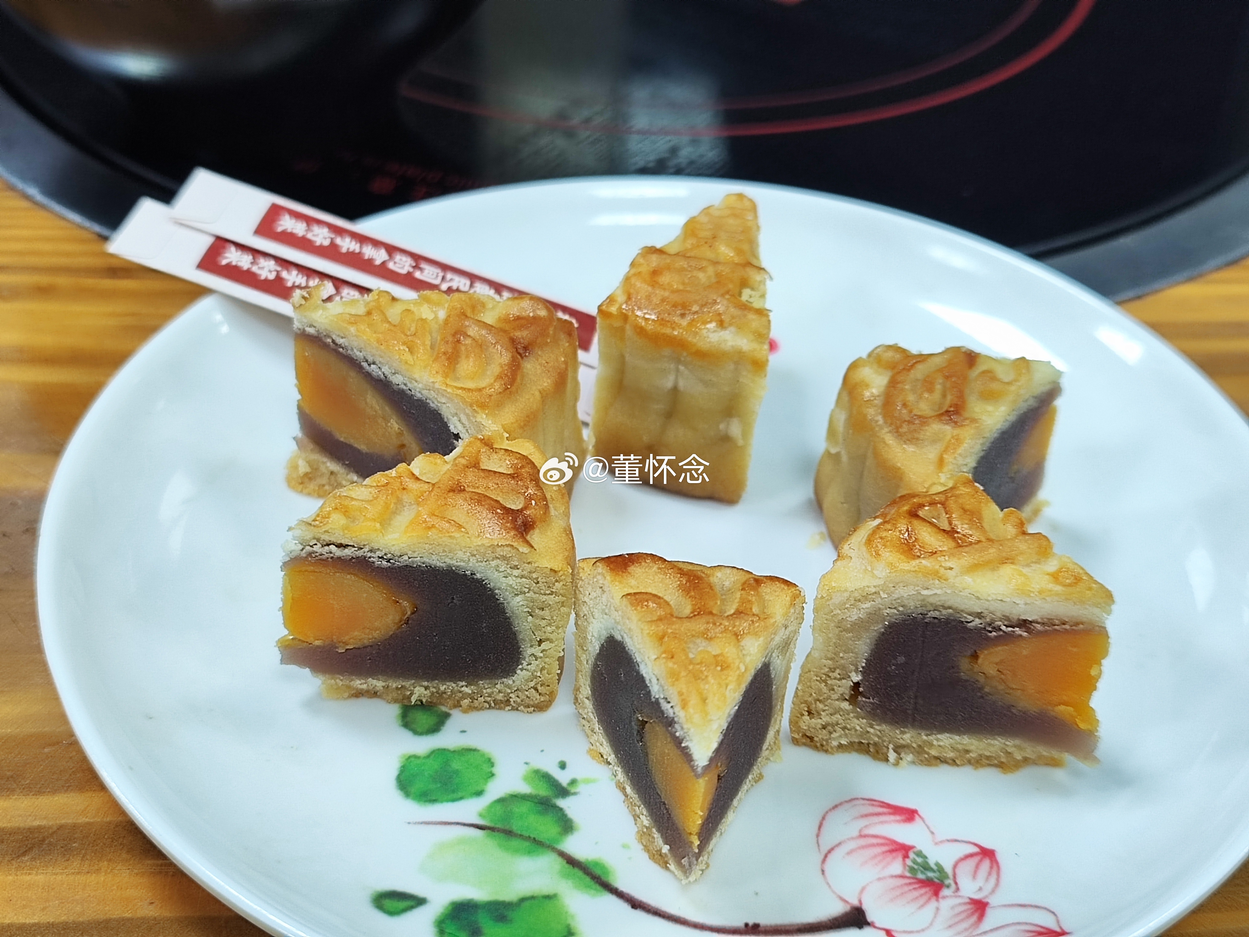 海上生明月，天涯共此时，祝大家中秋节快乐[太开心]今晚吃饭，餐厅给每桌一份月饼?