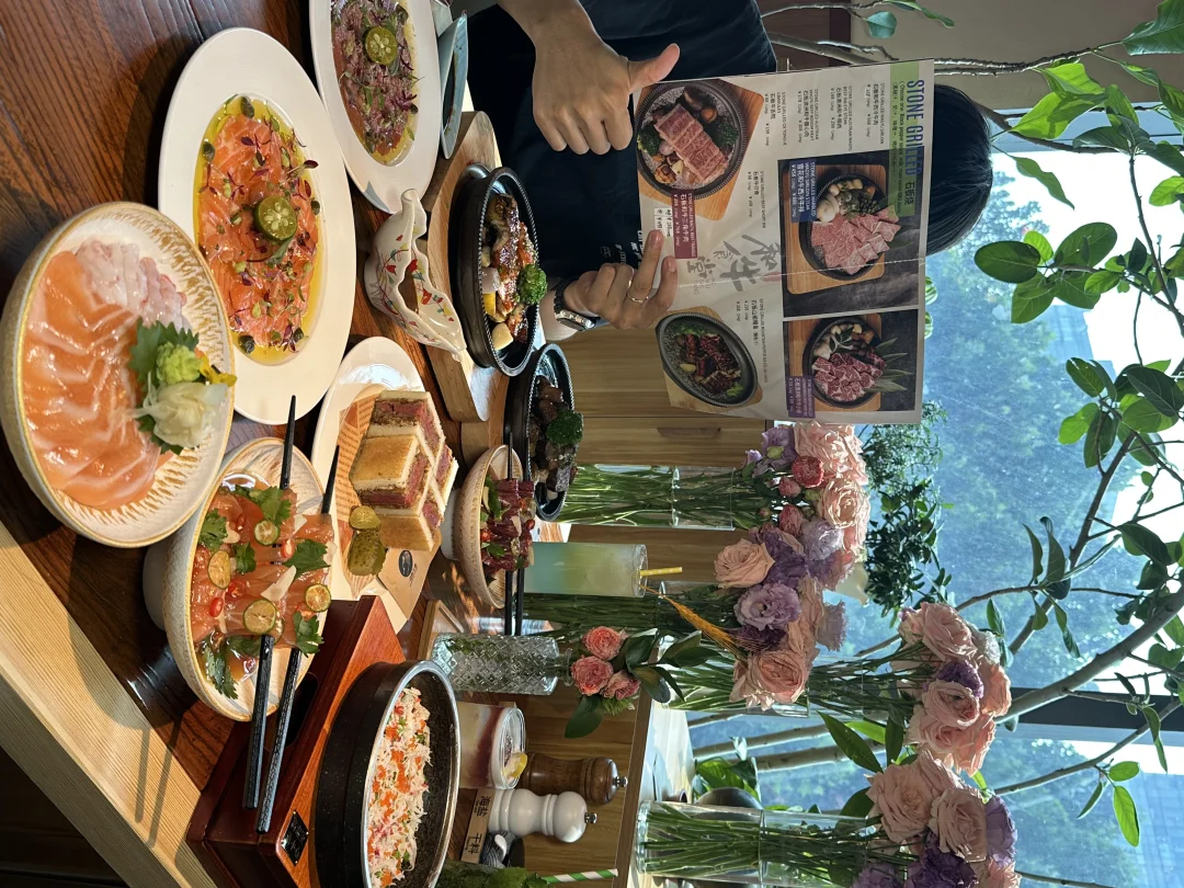 北京漂亮饭！！浓郁的三文鱼甜虾海胆饭……
