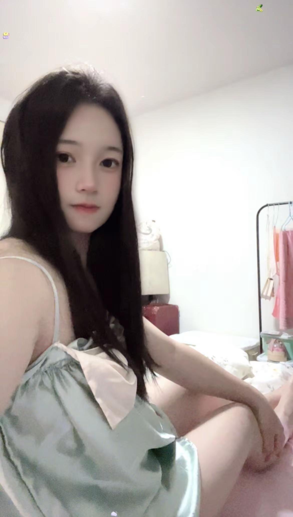 睡衣小吊带 肉肉姑娘的居家穿搭 睡裙自拍 夏日卧室穿搭