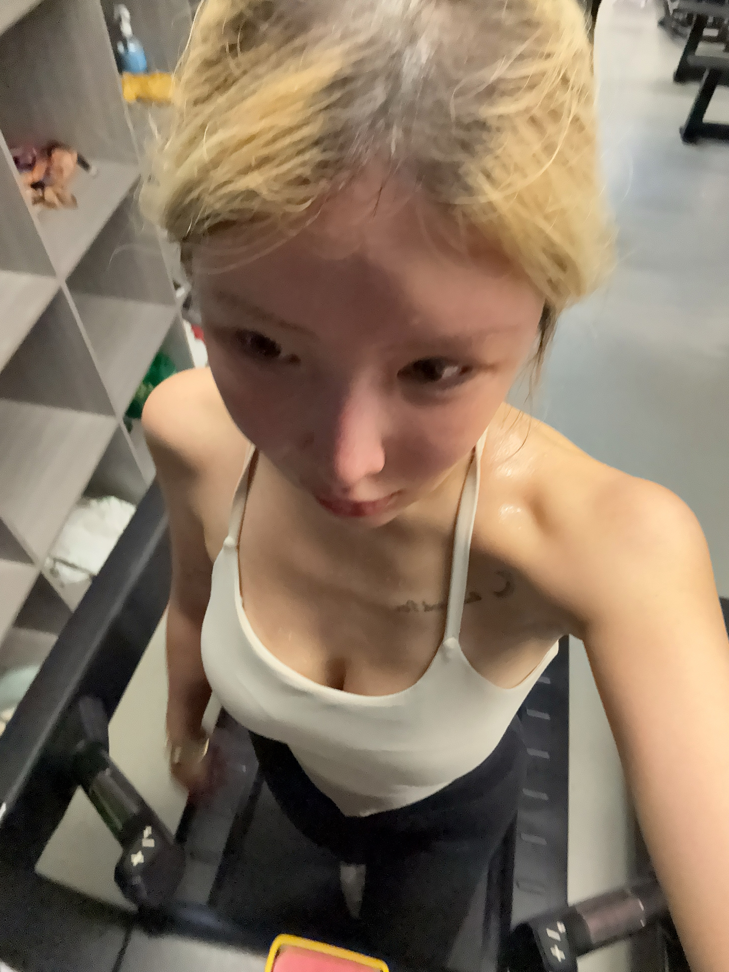 好吧！快走爬坡35分钟也就消耗200卡，一杯一点点奶茶甚至都要300卡，难受😣