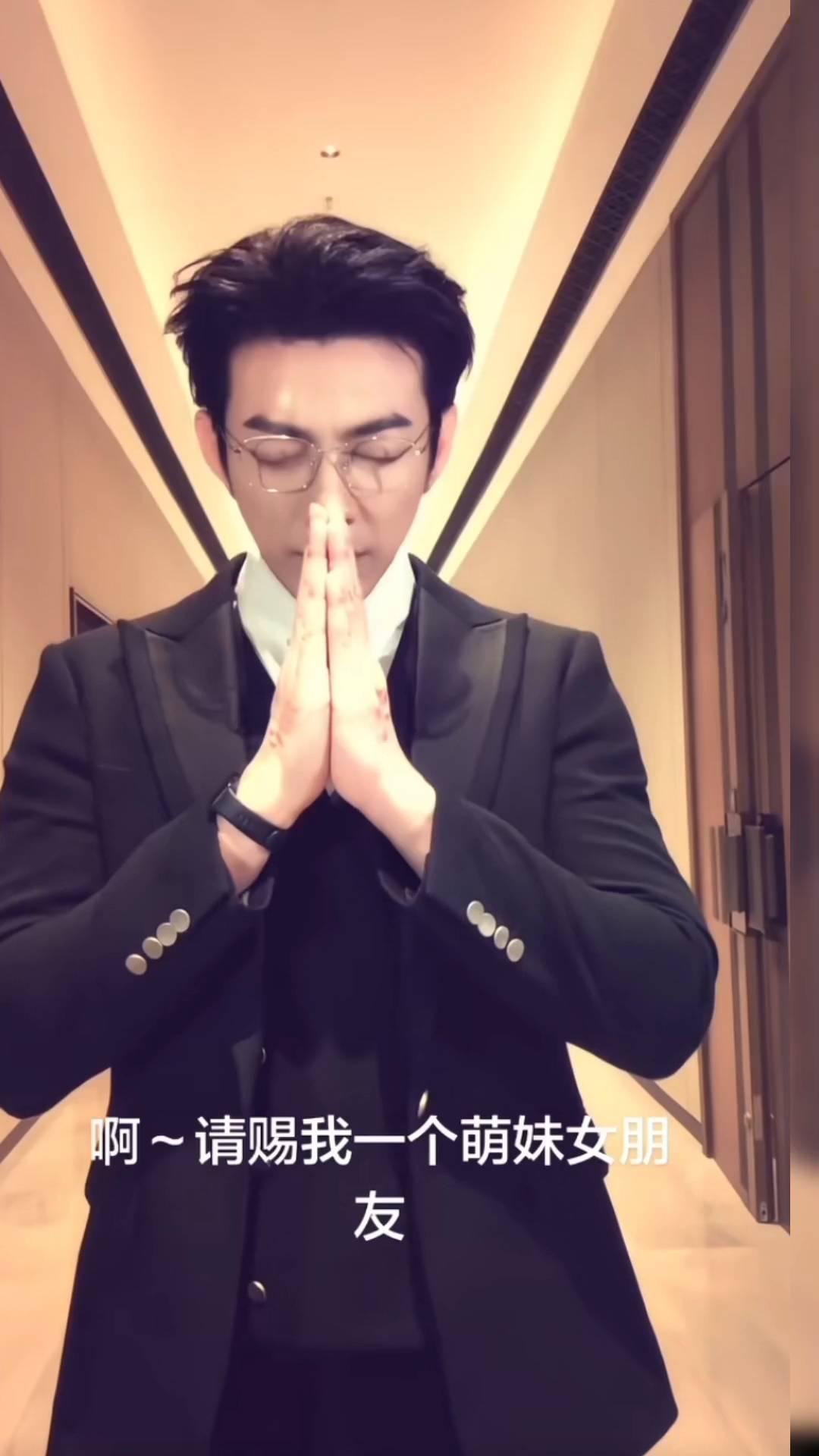 请赐我一个萌妹女朋友。