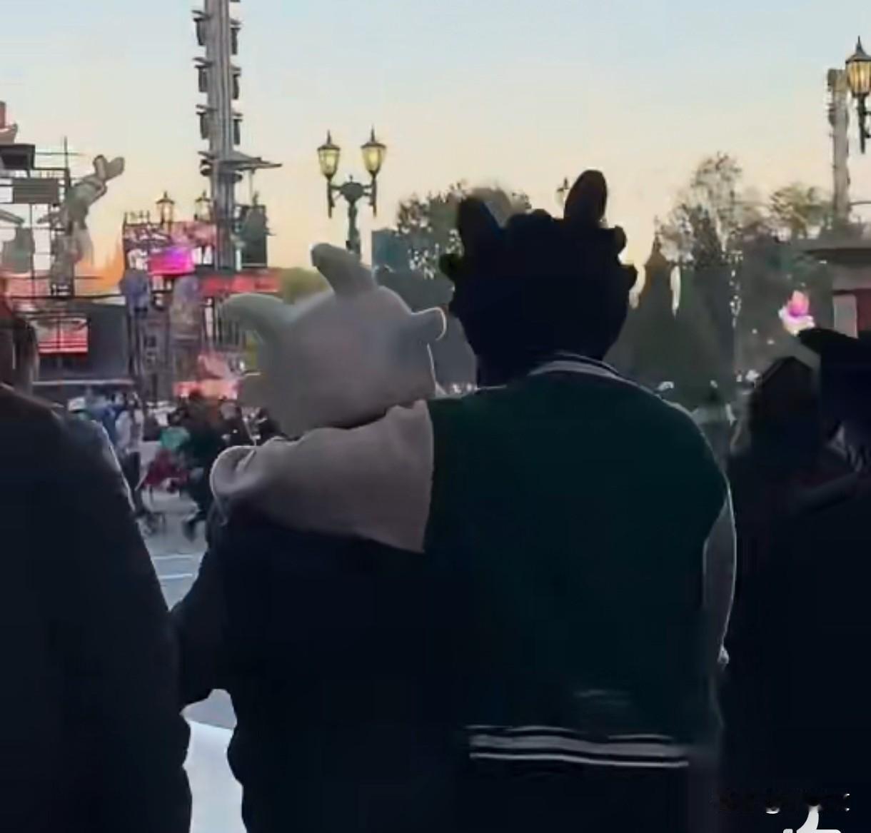 黄子韬徐艺洋环球影城撒糖，无牙仔头套藏不住甜，这才是婚后正确打开方式！
 
刚刷