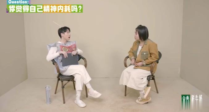 好心疼！李雪琴笑呵呵的面具底下，藏着一颗伤感的灵魂~

主持人采访李雪琴时问她：