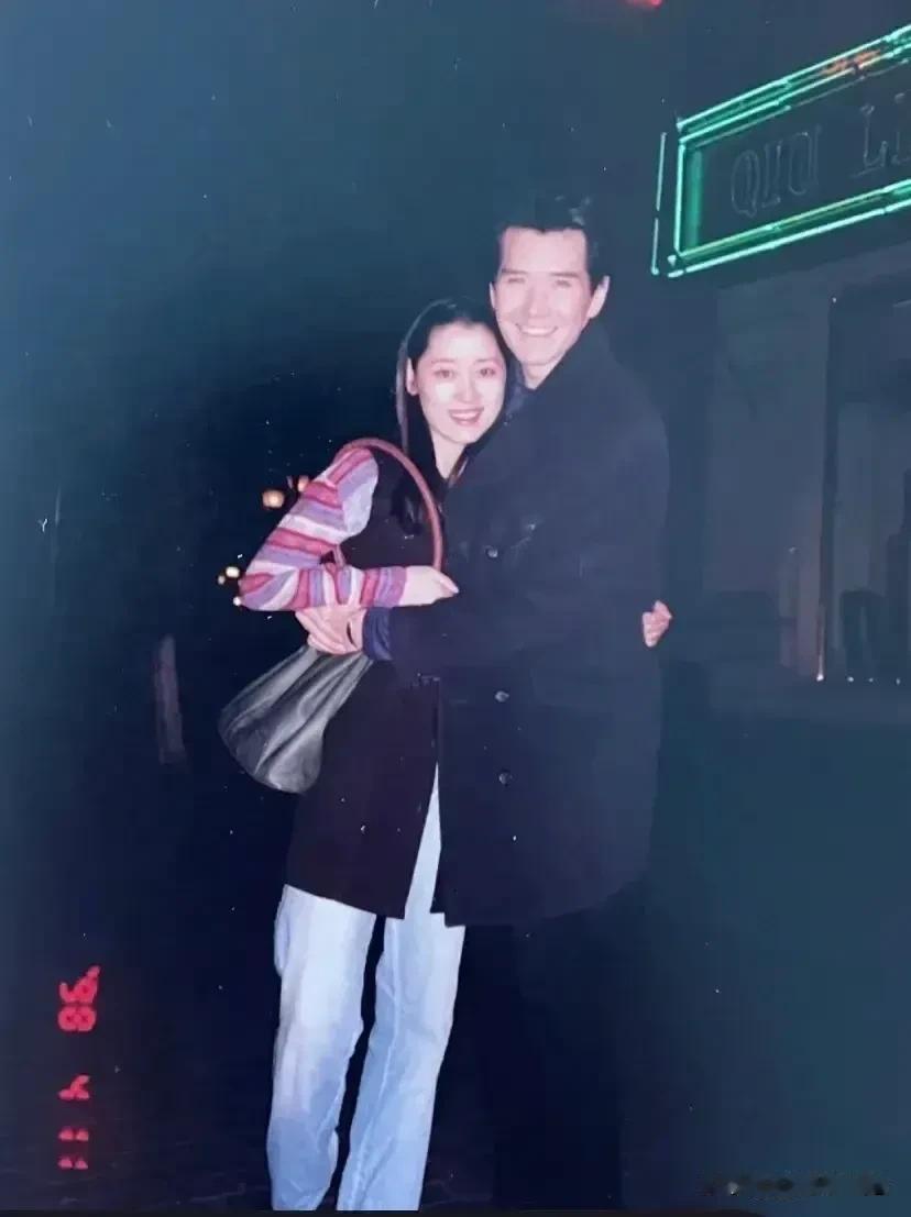 这张照片拍摄于98年4月份，看起来很亲密，这个女孩儿是谁呢？

她端庄优雅，冰清