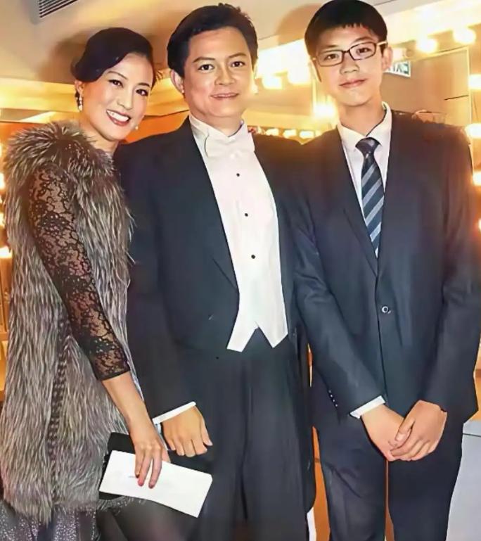 早先感情挺好的一大家子，媳妇长得漂亮又有气质，大方得体，儿子也是个帅小伙。可这段